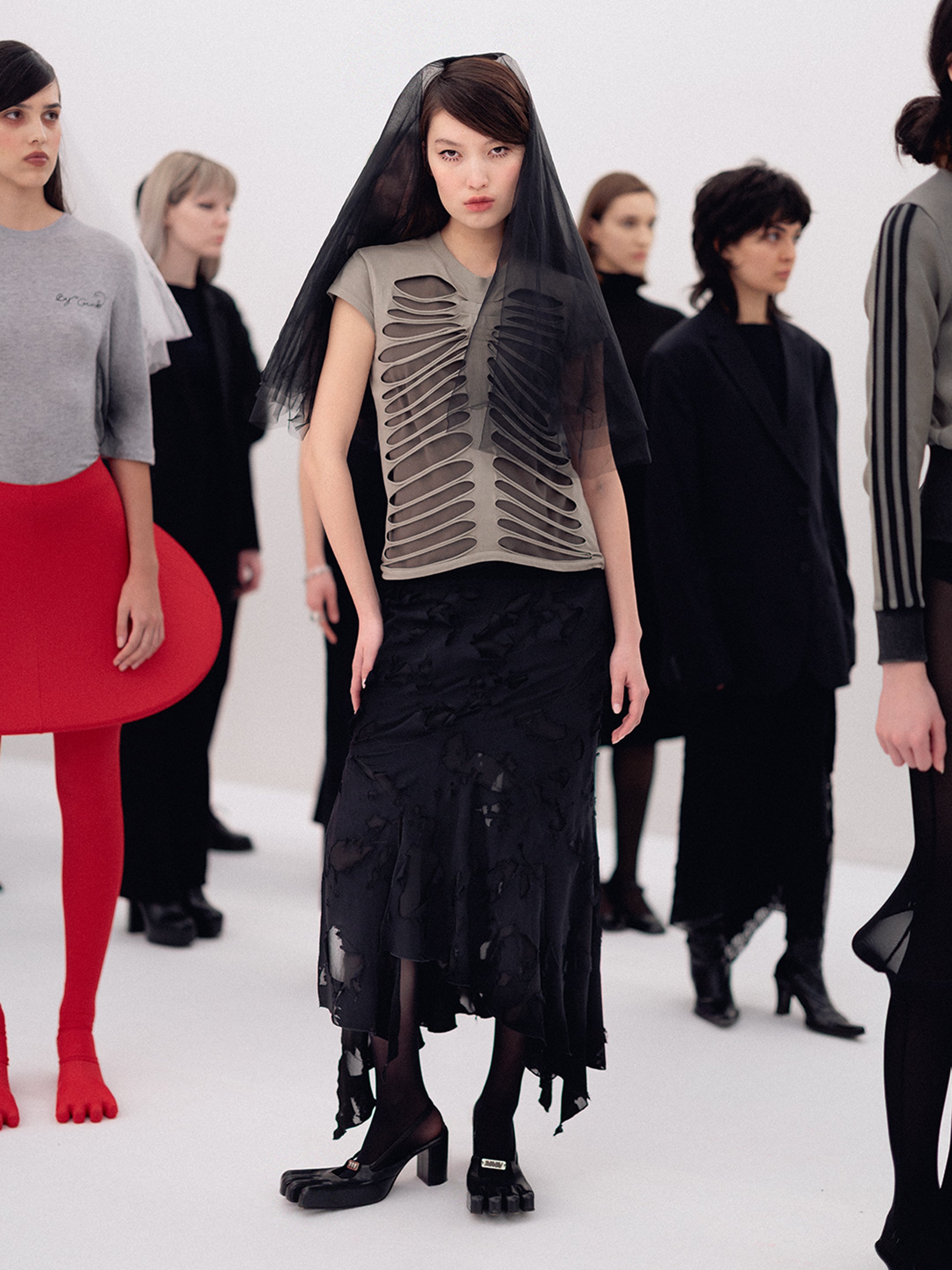 TILDE CUT-OUT TOP