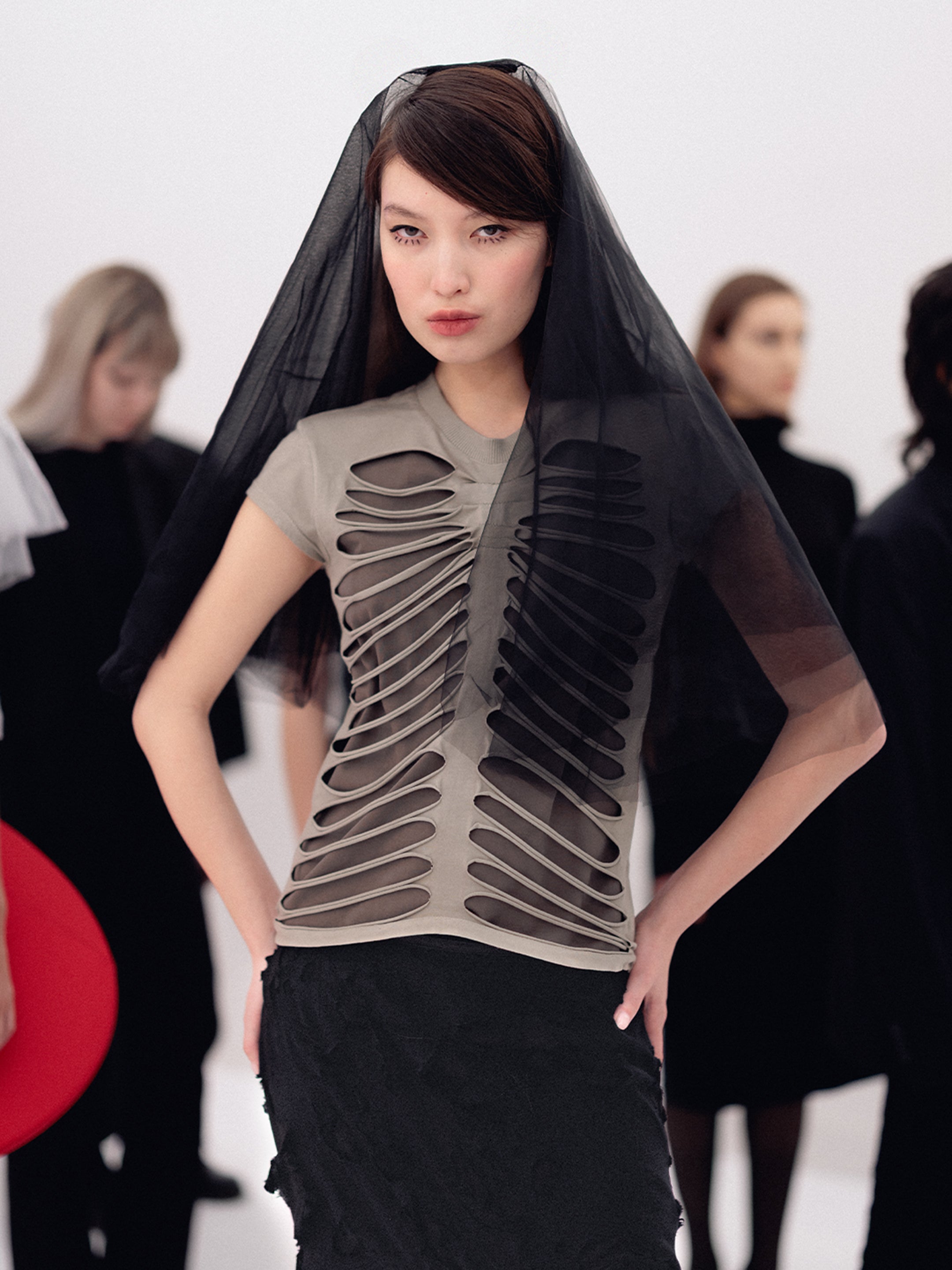 TILDE CUT-OUT TOP