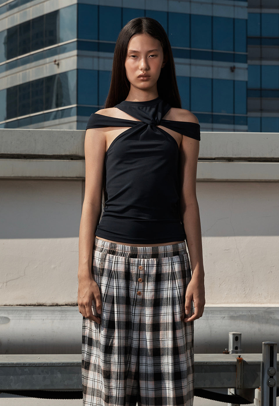 TWISTED CUT-OUT TOP BLACK