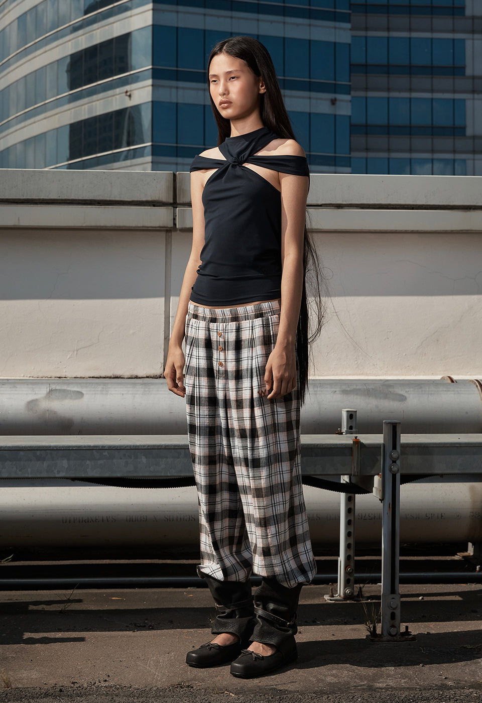 TWISTED CUT-OUT TOP BLACK