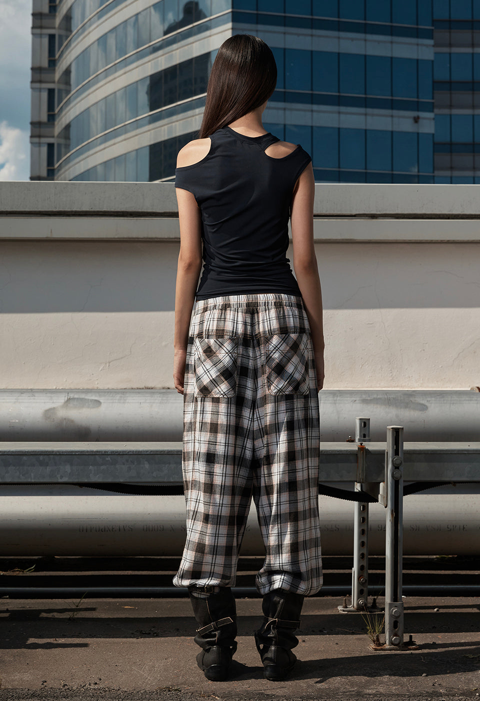 TWISTED CUT-OUT TOP BLACK