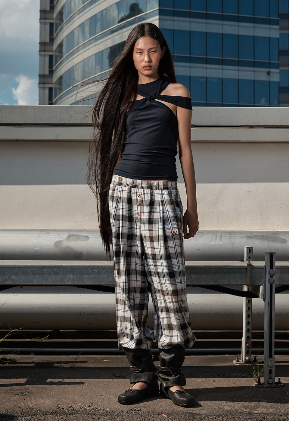 TWISTED CUT-OUT TOP BLACK