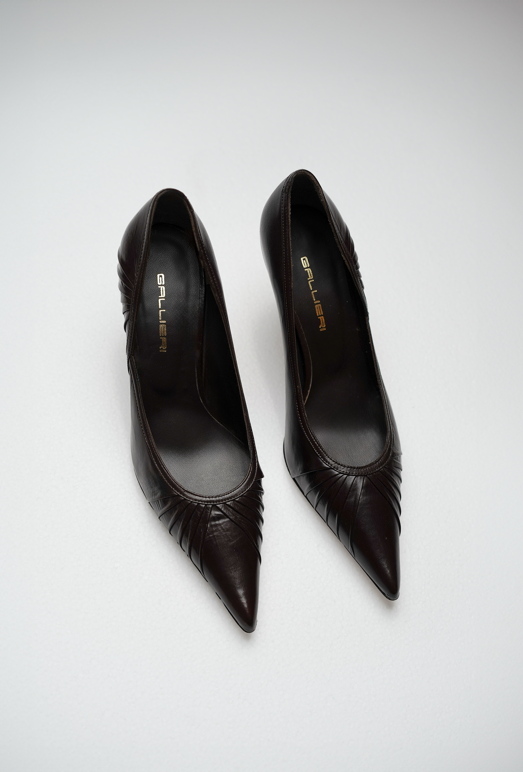 Pointed-toe pumps