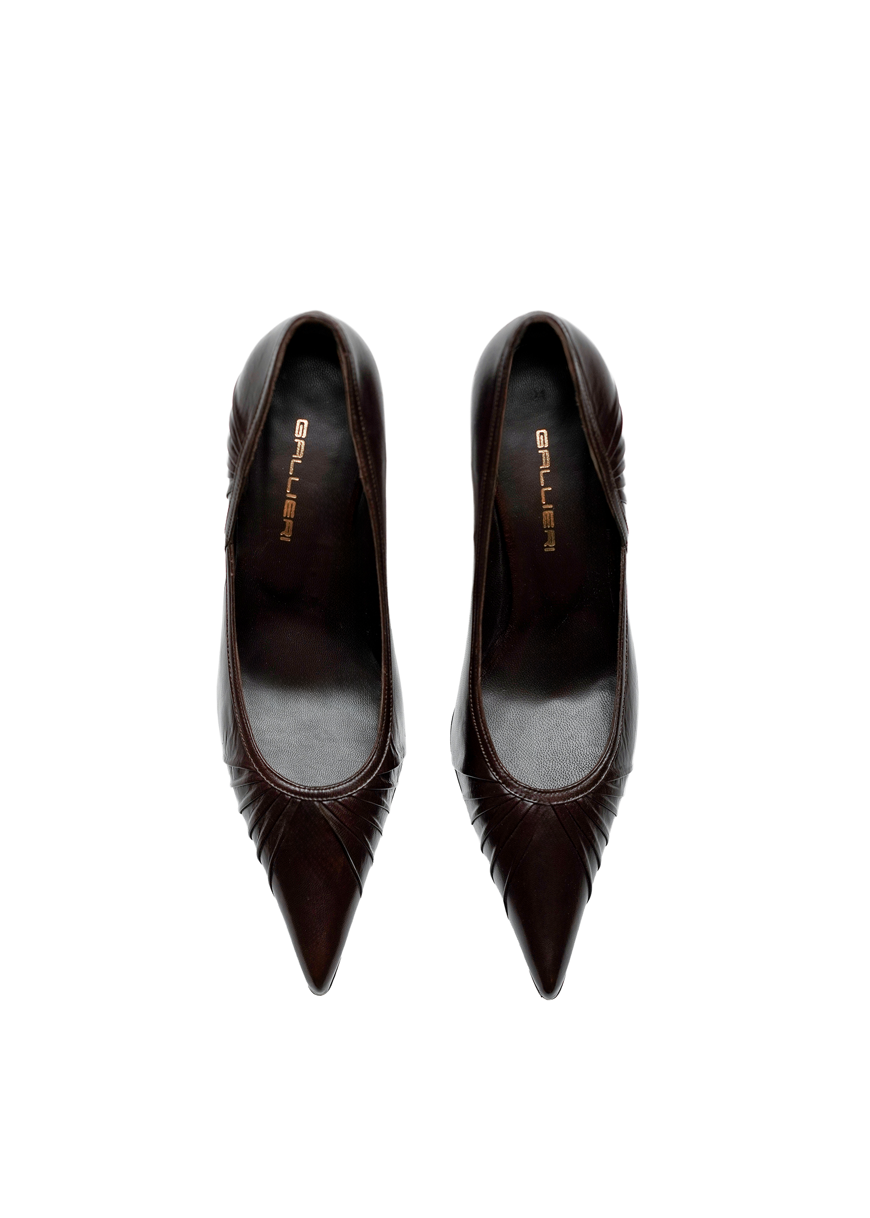 Pointed-toe pumps