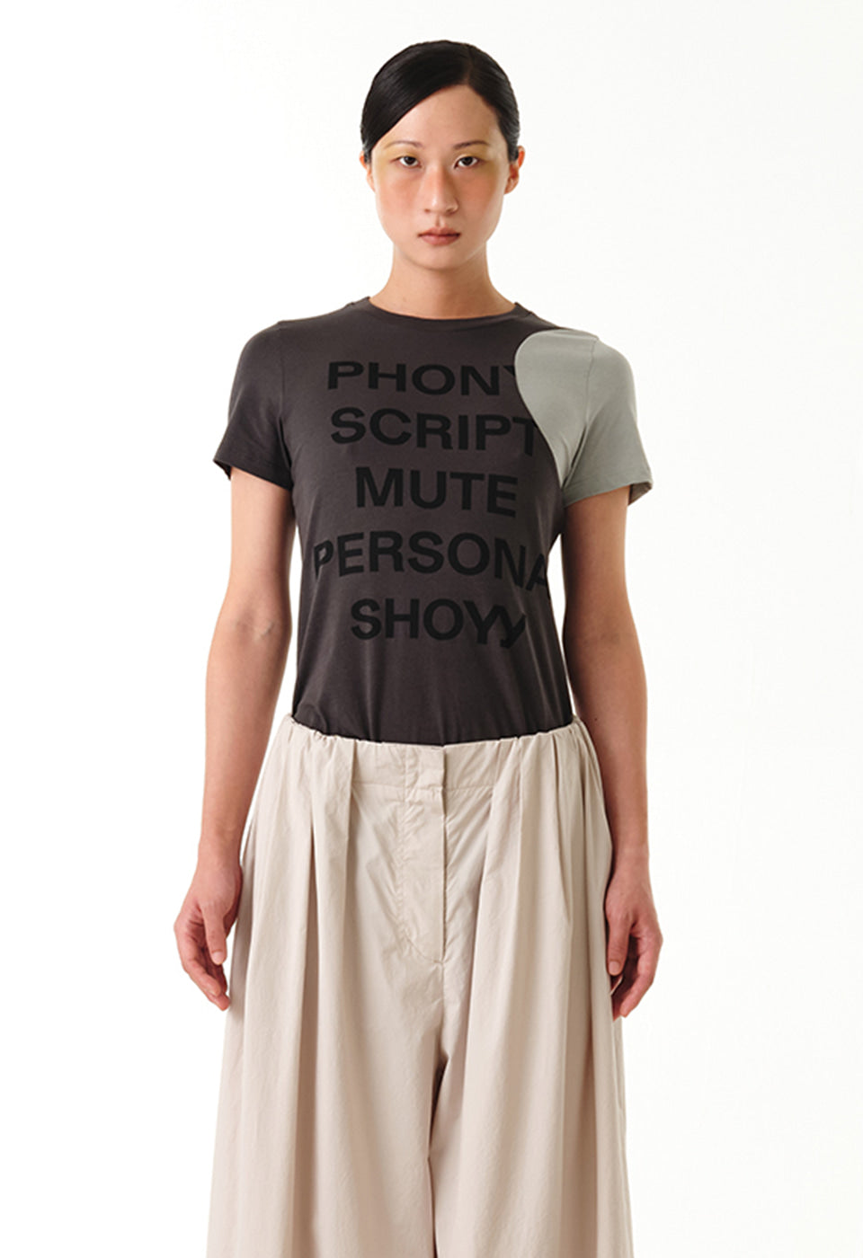 YY DOT TYPO TEE CHARCOAL