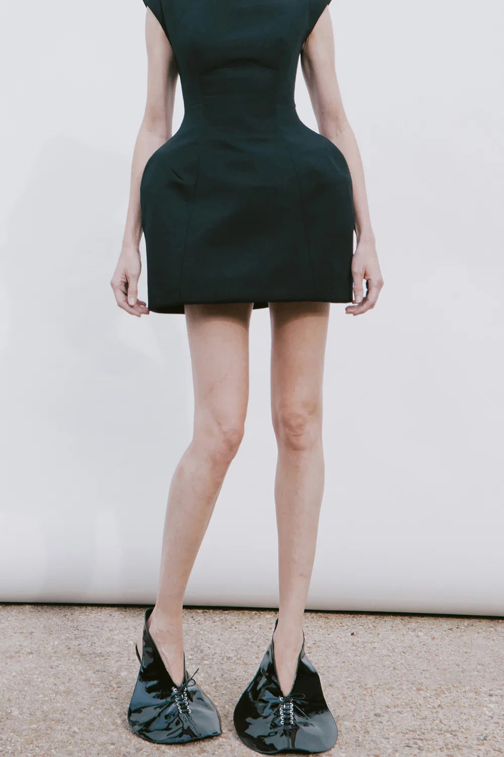 Vestido Sculpted Swan de Cuello Cerrado