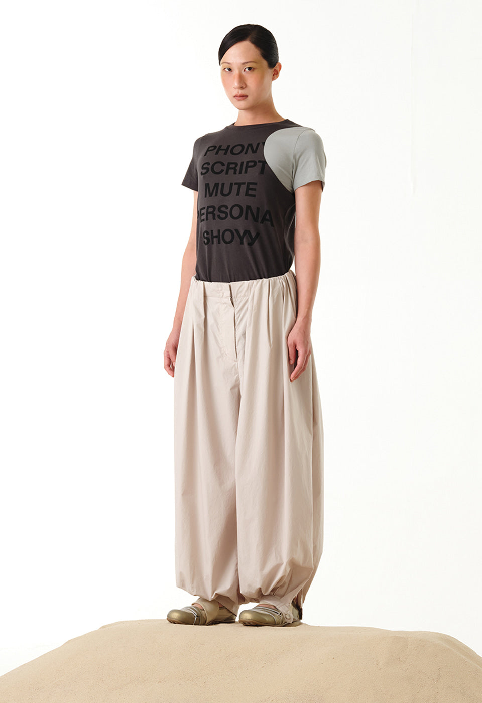 YY DOT TYPO TEE CHARCOAL