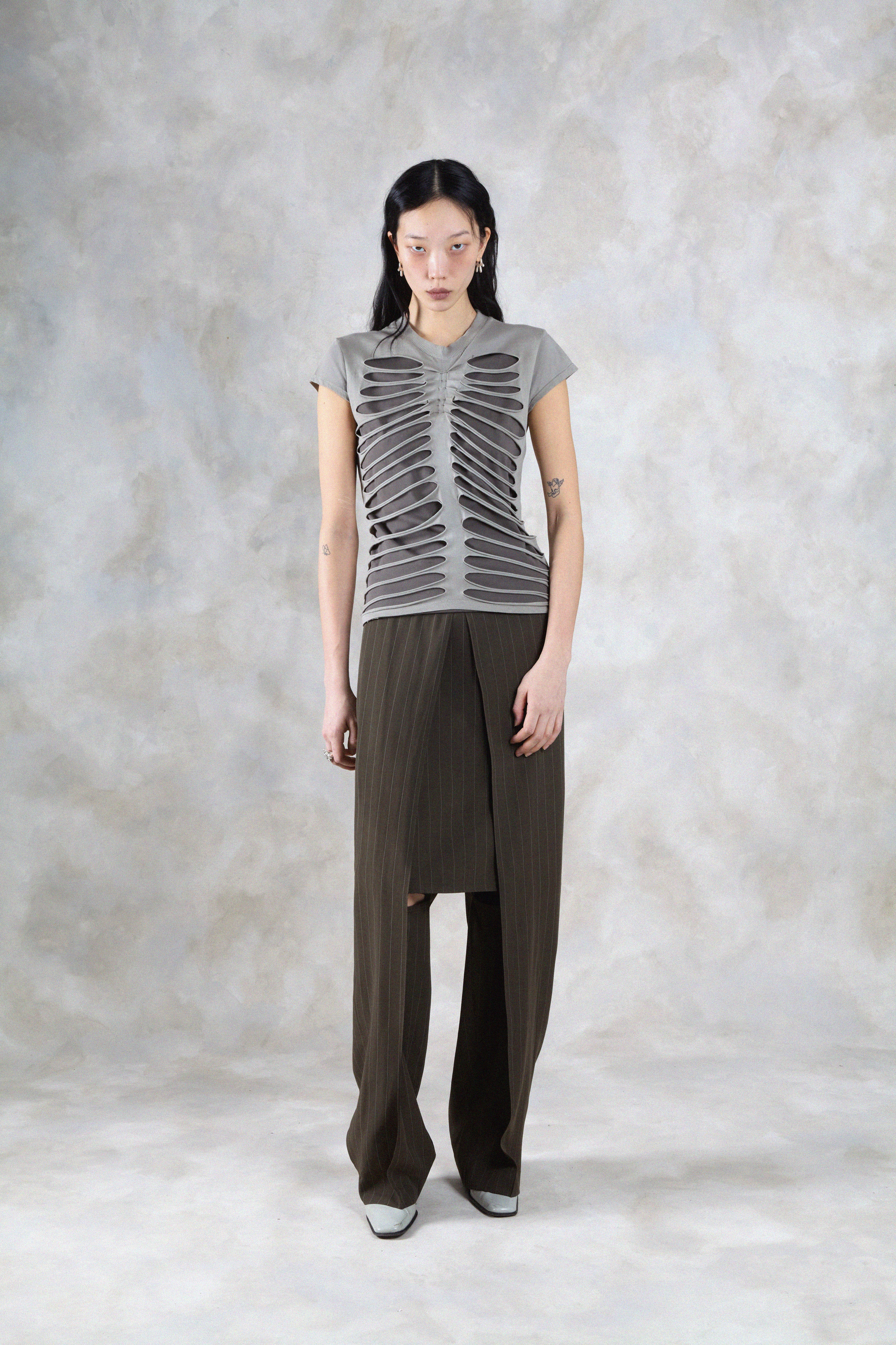 TILDE CUT-OUT TOP