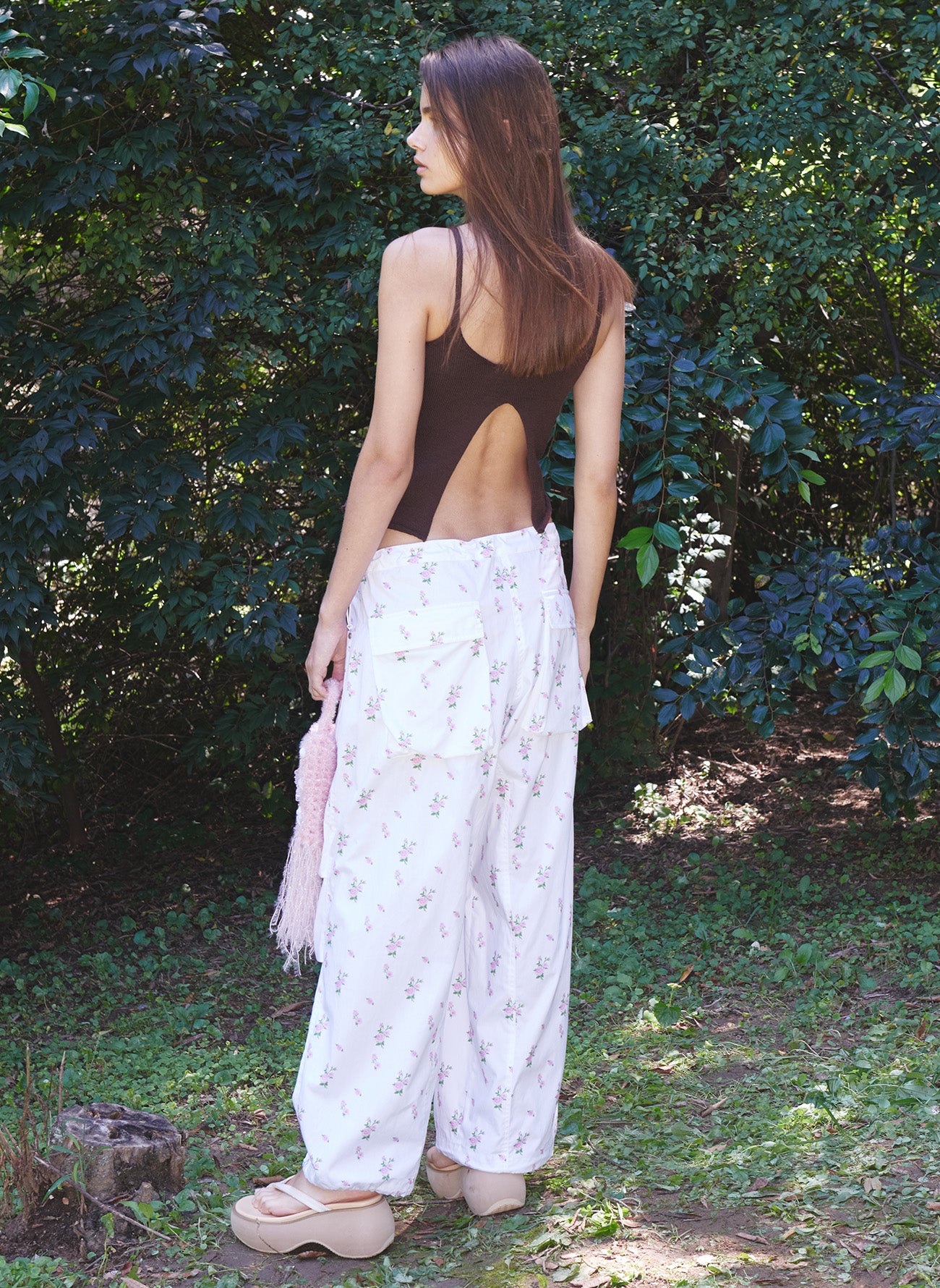 SLIT KNITTED SLEEVELESS BROWN